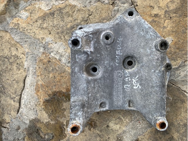Кронштейн компресора кондиціонера R6052340239 MERCEDES