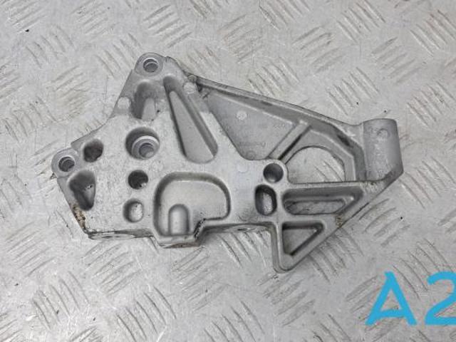 Подушка (опора) двигуна, права нижня 022199354T VAG