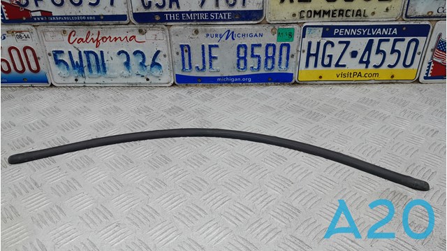 Ущільнювач капота 104761300A TESLA