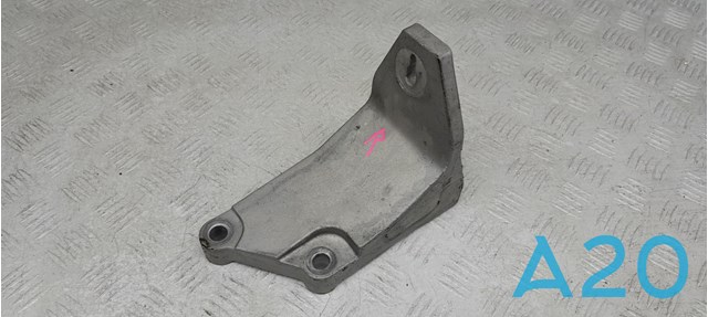 Кронштейн подушки (опори) двигуна, правої 112323NF0A NISSAN