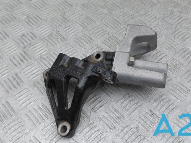 Кронштейн подушки (опори) двигуна, правої 1231525031 TOYOTA