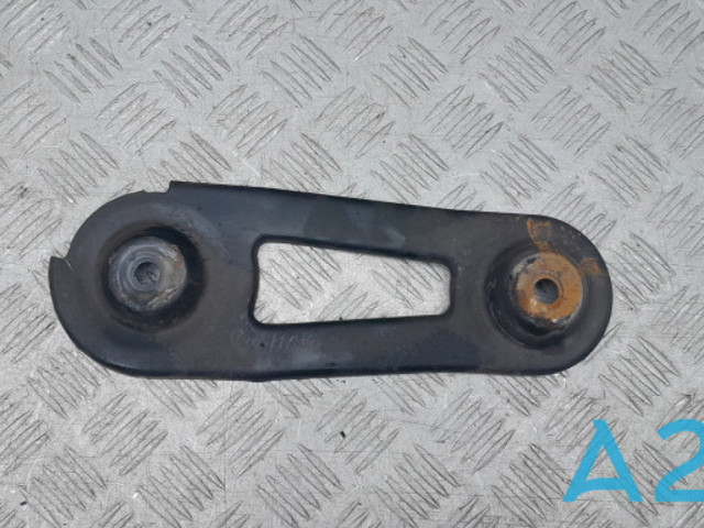 Кронштейн передньої балки 13235088 GM