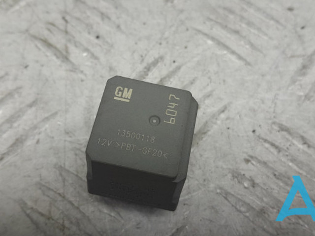 Реле компресора пневмопідвіски 13500118 GM