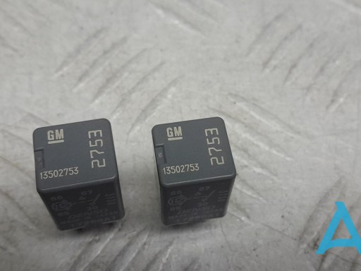 Блок запобіжників задній, салонний 13502753 GM