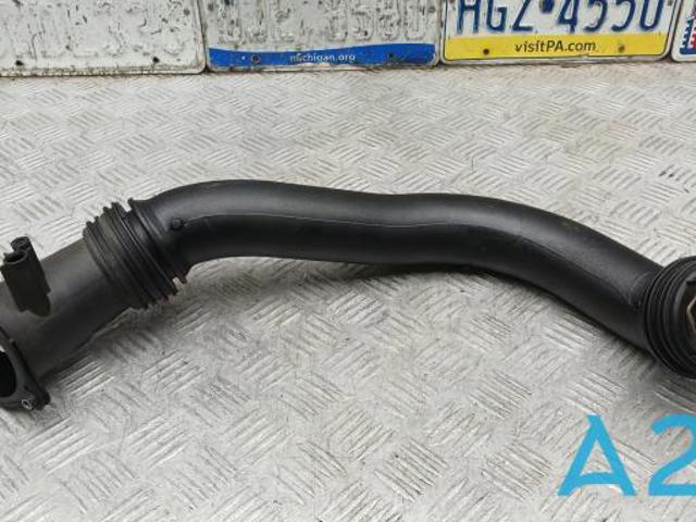Патрубок повітряний, вхід в турбіну (наддув) 13718601683 BMW