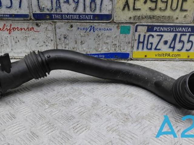 Патрубок повітряний, вхід в турбіну (наддув) 13718601683 BMW