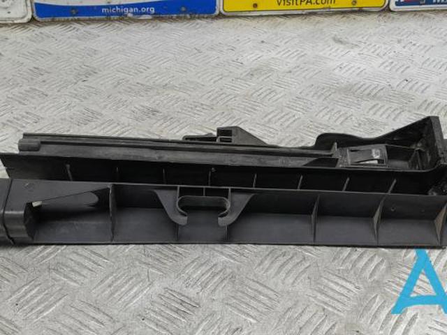 Кронштейн радіатора правий 17118572189 BMW