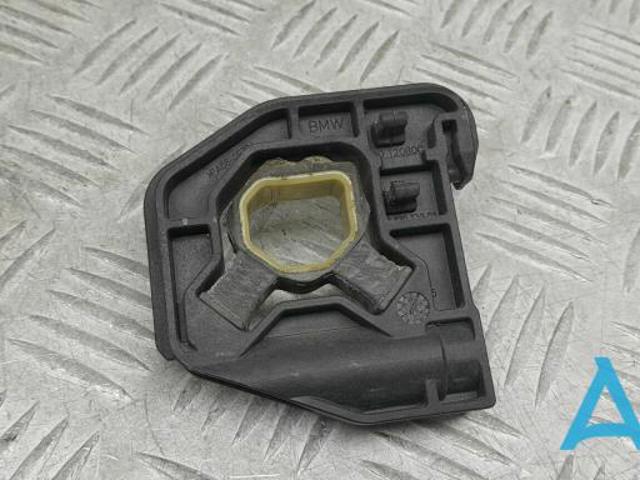 Кронштейн радіатора нижній 17118620733 BMW