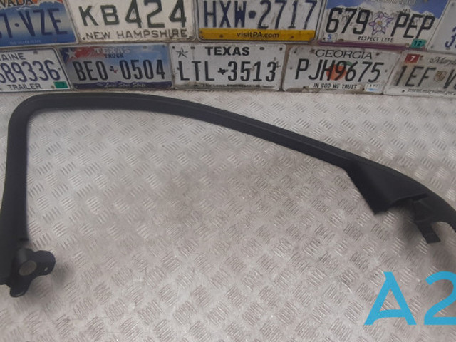 Рама скла передніх дверей лівих 1UJ43DX9AB CHRYSLER