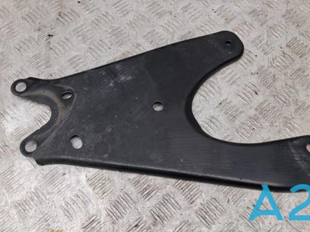 Кронштейн передньої балки 20107FL010 SUBARU