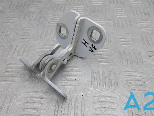 Петля заднтої двері, правої 20986576 GM