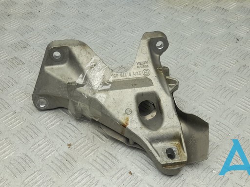 Кронштейн подушки (опори) двигуна, правої 22116779370 BMW