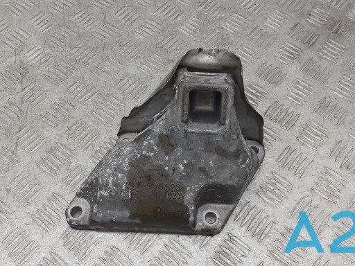 Кронштейн подушки (опори) двигуна, правої 22116781236 BMW