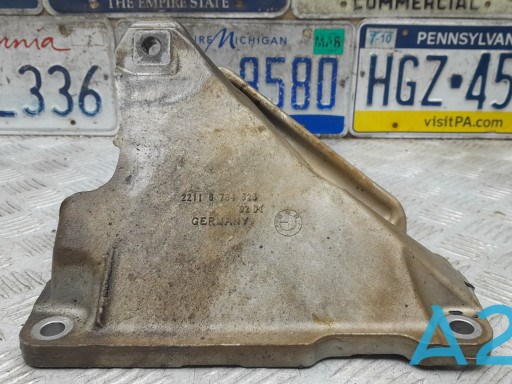 Кронштейн подушки (опори) двигуна, правої 22116784828 BMW