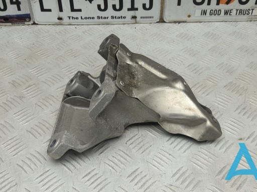 Кронштейн подушки (опори) двигуна, правої 22116785698 BMW