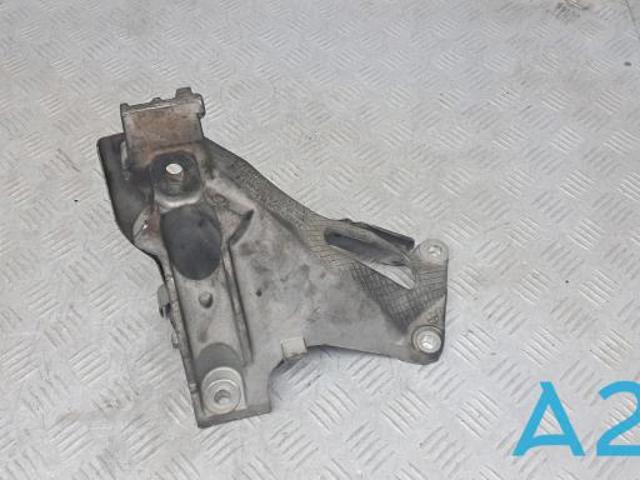 Кронштейн подушки (опори) двигуна, правої 22116797920 BMW