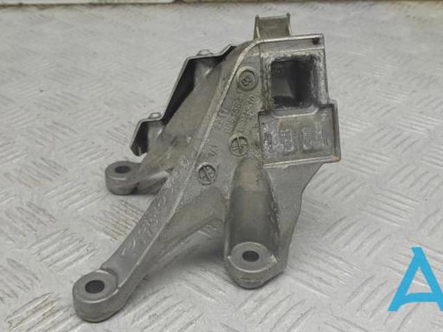 Кронштейн подушки (опори) двигуна, правої 22116861564 BMW