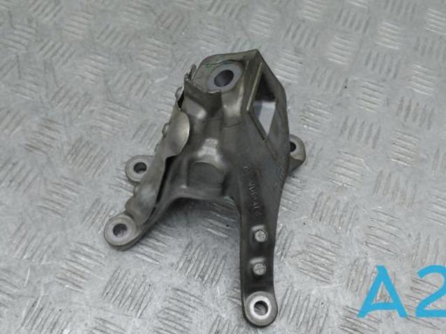Кронштейн подушки (опори) двигуна, правої 22116876206 BMW