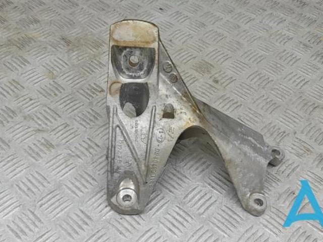 Кронштейн подушки (опори) двигуна, правої 22116882034 BMW