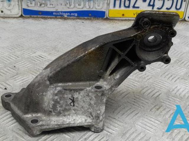 Кронштейн подушки (опори) двигуна, правої 22116882036 BMW