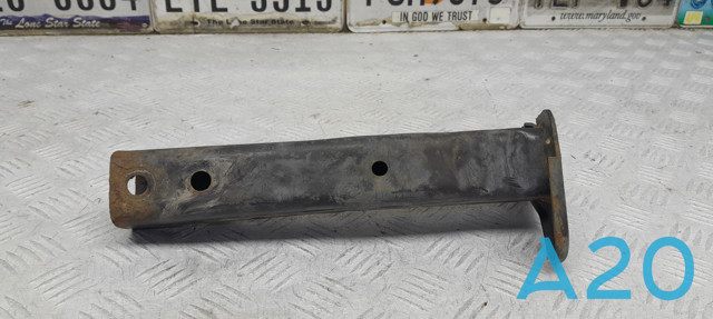 Кронштейн підсилювача переднього бампера 31106772231 BMW