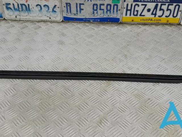 Молдинг опускного скла дверей передньої, лівої 31108743 VOLVO