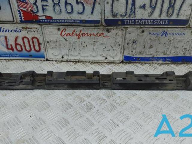 Кронштейн зовнішньої накладки лівого порога 31448920 VOLVO