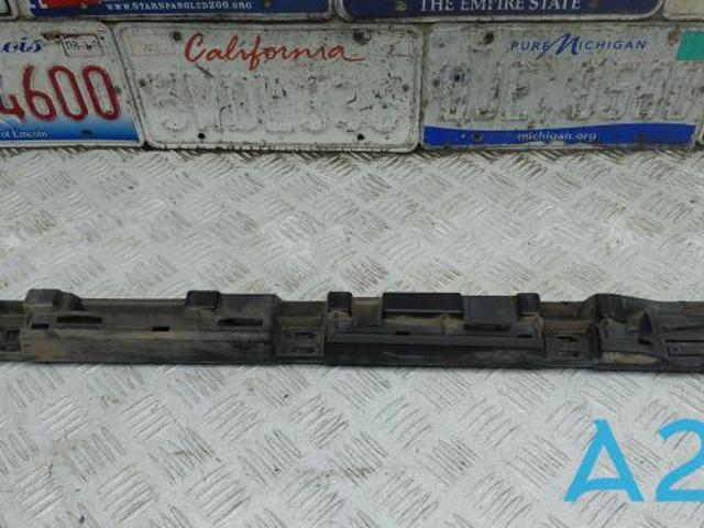 Кронштейн зовнішньої накладки порога правого 31448921 VOLVO