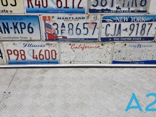 Молдинг опускного скла дверей передньої, лівої 31479469 VOLVO