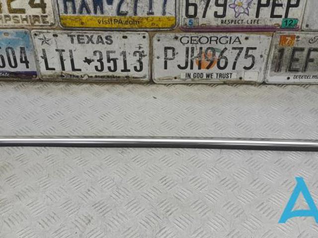 Молдинг опускного скла дверей передньої, правої 31479470 VOLVO
