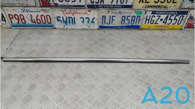 Молдинг опускного скла нижній, двері задньої, правої 31479472 VOLVO
