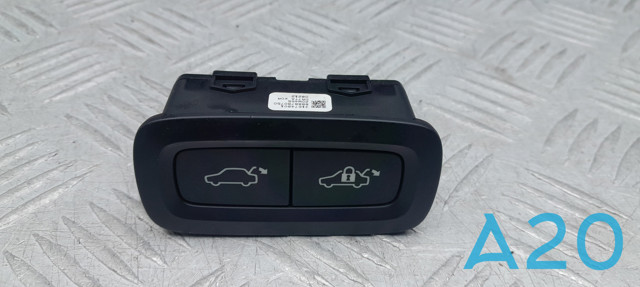 Кнопка салону приводу замка 3/5 двері (ляди) / кришки багажнику 31674801 VOLVO