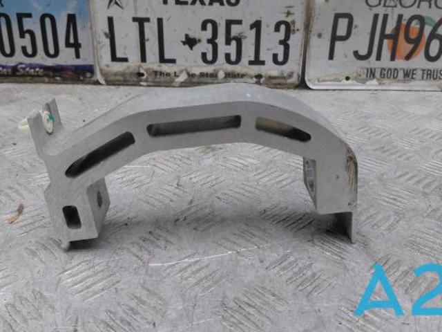 Кронштейн передньої балки 31681596 VOLVO