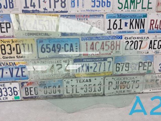 Скло передньої правої двері 32244972 VOLVO