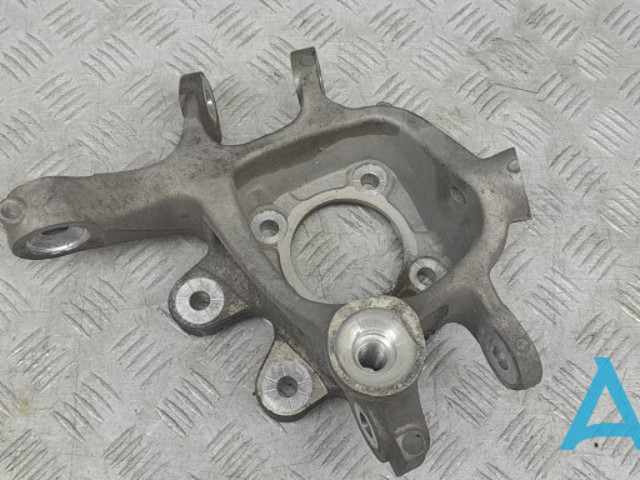 Цапфа поворотна права 33326793770 BMW