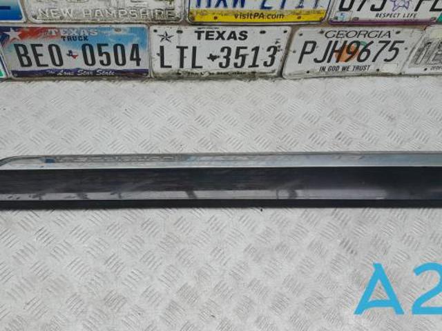 Молдинг передніх лівих дверей, нижній 39842995 VOLVO