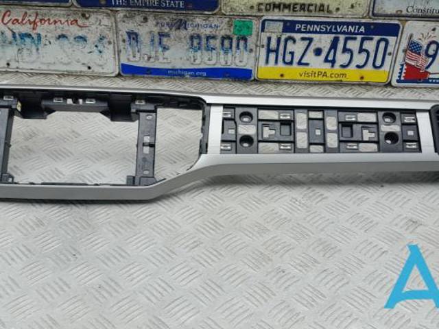 Молдинг (накладка) приладової панелі "торпедо", центральний 3CN858416KWBZ VAG