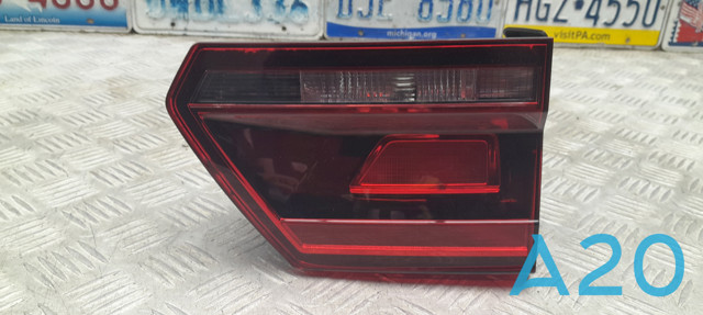 Задня ліва внутрішня фара 3CN945093A VAG
