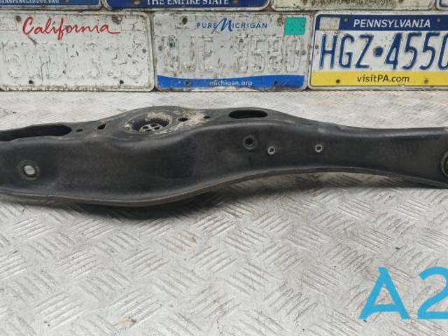 Важіль задньої підвіски нижній, лівий/правий 3Q0505311F VAG