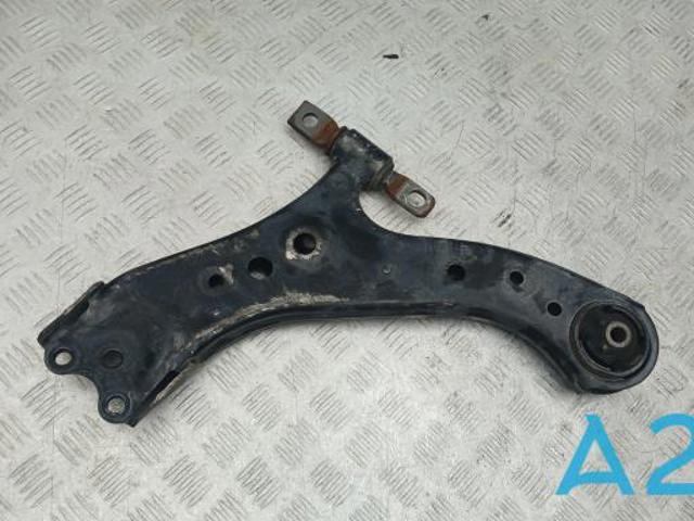 Правий важіль передній нижній підвіски 4806842070 TOYOTA