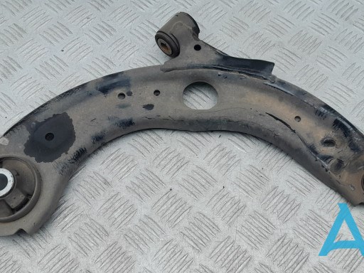 Правий важіль передній нижній підвіски 48068WB002 TOYOTA