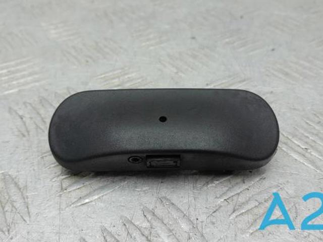 Форсунка омивача скла лобового, ліва 4G8955987A VAG