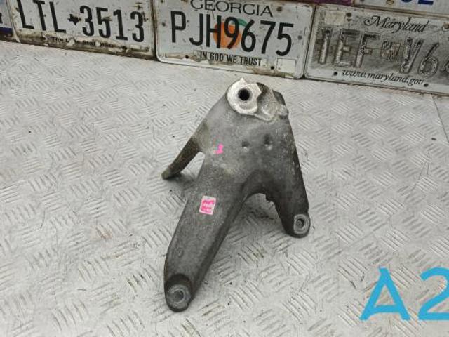 Кронштейн подушки (опори) двигуна, правої 4KE199606H VAG