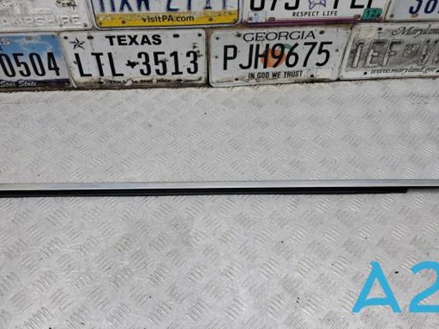 Молдинг опускного скла нижній, двері передньої, лівої 4KE837475 VAG