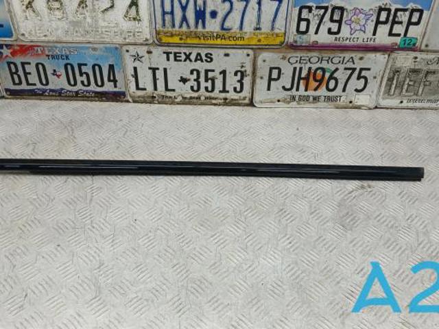 Молдинг опускного скла нижній, двері передньої, лівої 4KE837475A VAG