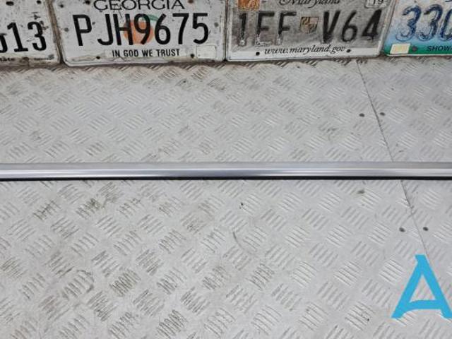 Молдинг опускного скла нижній, двері задньої, правої 4KE839476 VAG