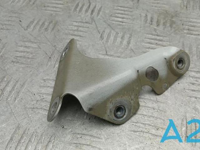 Кронштейн кріплення крила переднього правого, передній 4L0821136 VAG