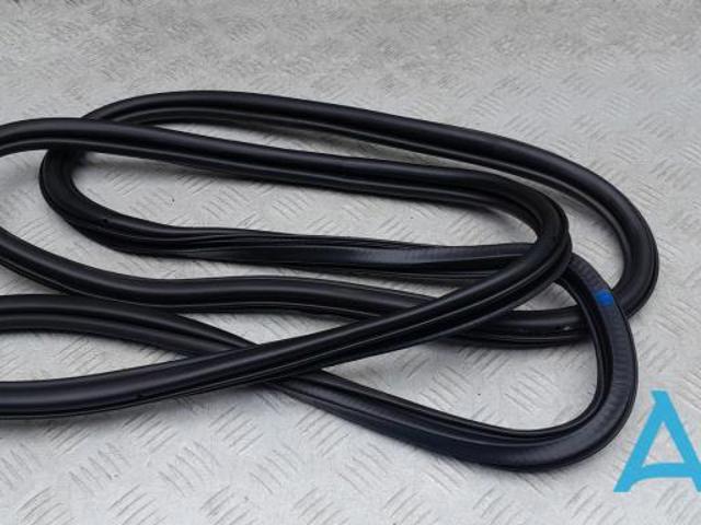 Ущільнювач двері задньої (на кузові) 4L0833721A VAG