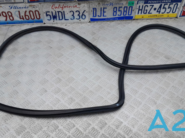 Ущільнювач дверей задніх, (на кузові) 4L0833721A VAG