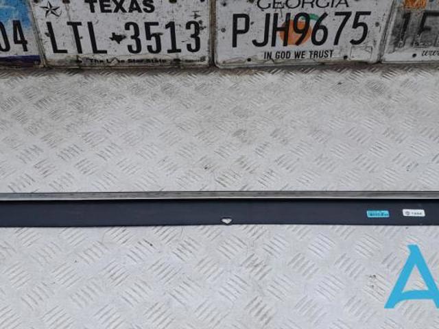 Накладка заднього скла, права 4L0853764E2ZZ VAG